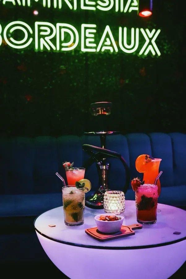 Salon AMNESIA BORDEAUX, table et cocktails